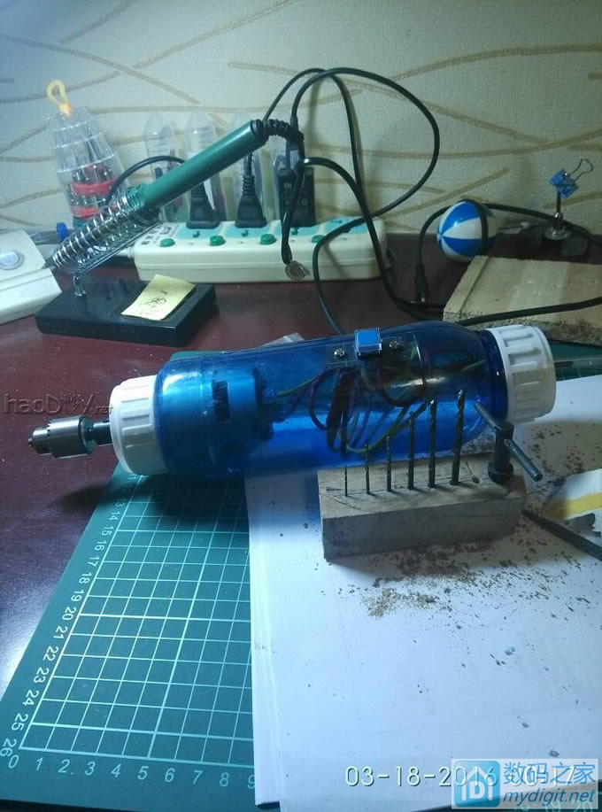 电钻和钻头合影,有坛友提出触电开关的问题,非常感谢吗,正在考虑改进方法 连夜赶制了一个小电钻,外加钻头架,现在差个合适的电源~