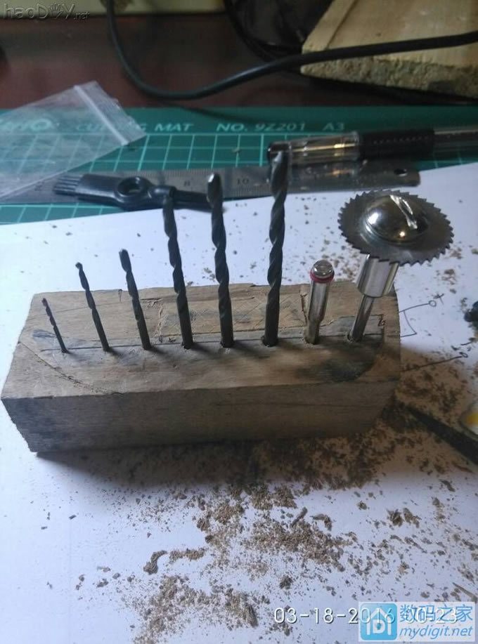 以前用来雕刻的木头疙瘩,钻机个洞正好 连夜赶制了一个小电钻,外加钻头架,现在差个合适的电源~