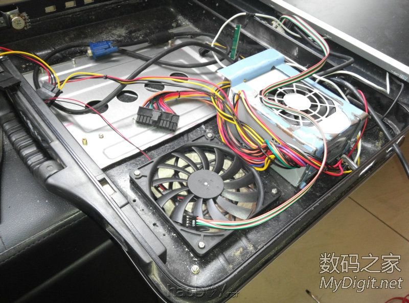 闲的没事干用台式机零件DIY改装的手提电脑纯粹给自己找点乐子,