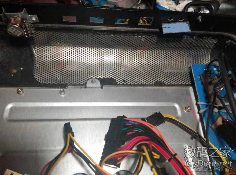 闲的没事干用台式机零件DIY改装的手提电脑纯粹给自己找点乐子,