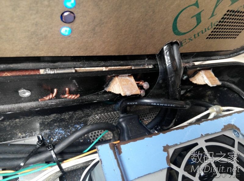 闲的没事干用台式机零件DIY改装的手提电脑纯粹给自己找点乐子,