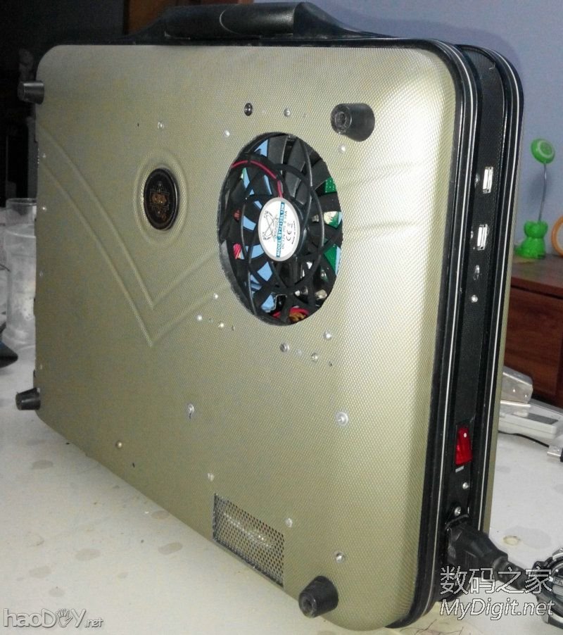 闲的没事干用台式机零件DIY改装的手提电脑纯粹给自己找点乐子,