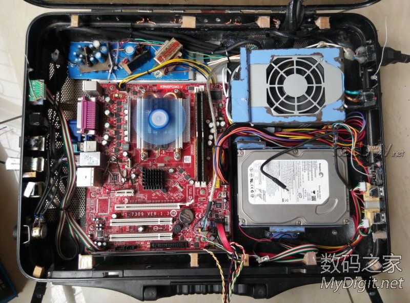 闲的没事干用台式机零件DIY改装的手提电脑纯粹给自己找点乐子,