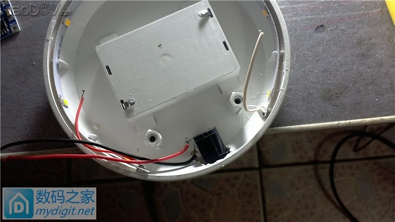 先固定DC座 淘宝上9.9元包邮的吃豆豆感应灯改造