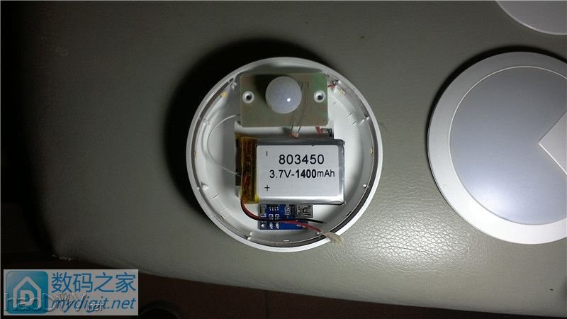 放入电池以及充电板比划 淘宝上9.9元包邮的吃豆豆感应灯改造