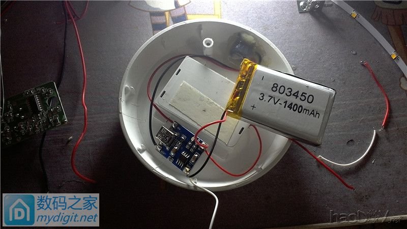 接着焊接电池 淘宝上9.9元包邮的吃豆豆感应灯改造