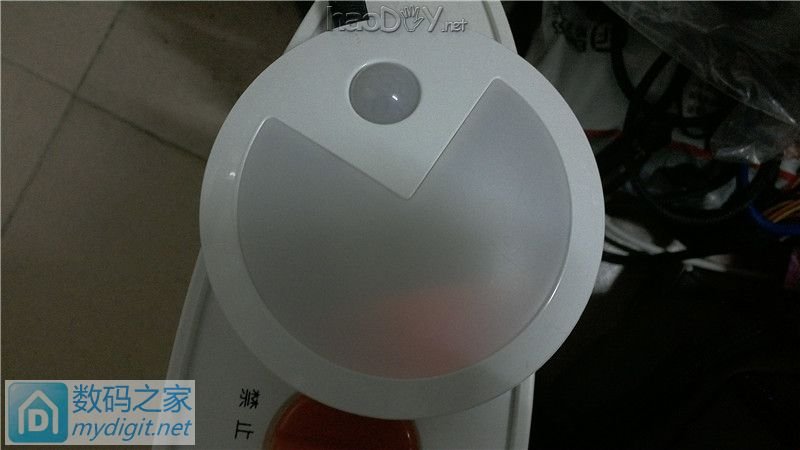 充电状态 淘宝上9.9元包邮的吃豆豆感应灯改造