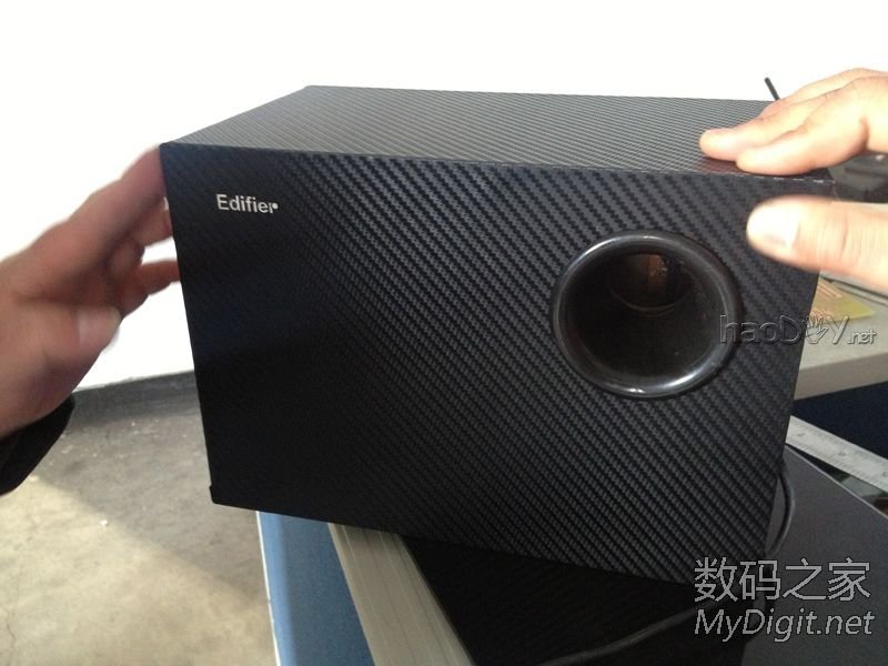 用碳纤维贴纸给漫步者音箱的低音炮重新贴膜,效果很不错 用碳纤维贴纸给漫步者音箱的低音炮重新贴膜,效果很不错