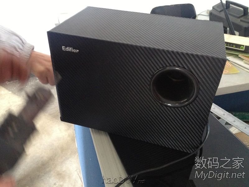 用碳纤维贴纸给漫步者音箱的低音炮重新贴膜,效果很不错 用碳纤维贴纸给漫步者音箱的低音炮重新贴膜,效果很不错