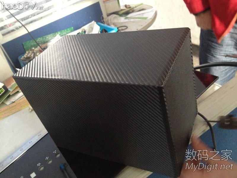 用碳纤维贴纸给漫步者音箱的低音炮重新贴膜,效果很不错 用碳纤维贴纸给漫步者音箱的低音炮重新贴膜,效果很不错