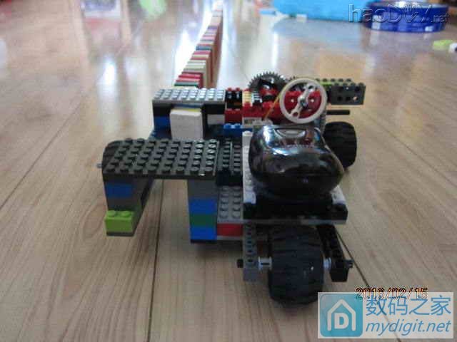 没用的飞利浦剃须刀和乐高合体能做些什么?(自动码放多米诺的小电动车) 没用的飞利浦剃须刀和乐高合体能做些什么?(自动码放多米诺的小