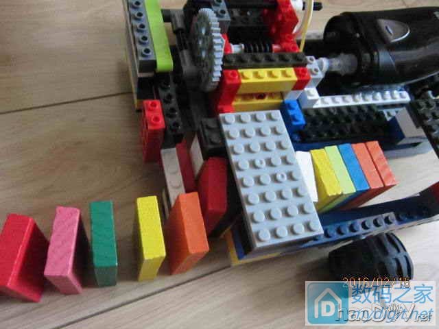 没用的飞利浦剃须刀和乐高合体能做些什么?(自动码放多米诺的小电动车) 没用的飞利浦剃须刀和乐高合体能做些什么?(自动码放多米诺的小