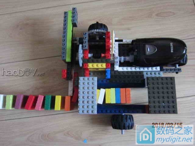 没用的飞利浦剃须刀和乐高合体能做些什么?(自动码放多米诺的小电动车) 没用的飞利浦剃须刀和乐高合体能做些什么?(自动码放多米诺的小