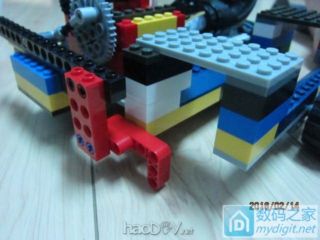 没用的飞利浦剃须刀和乐高合体能做些什么?(自动码放多米诺的小