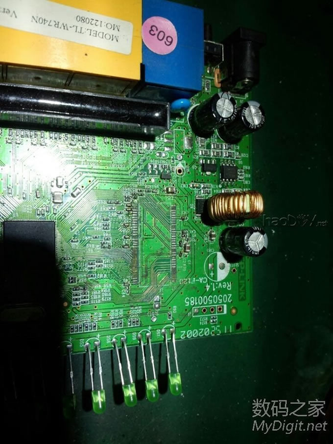 飞线修了一个内存至少掉三分一焊盘的WR740N路由器 飞线修了一个内存至少掉三分一焊盘的WR740N路由器