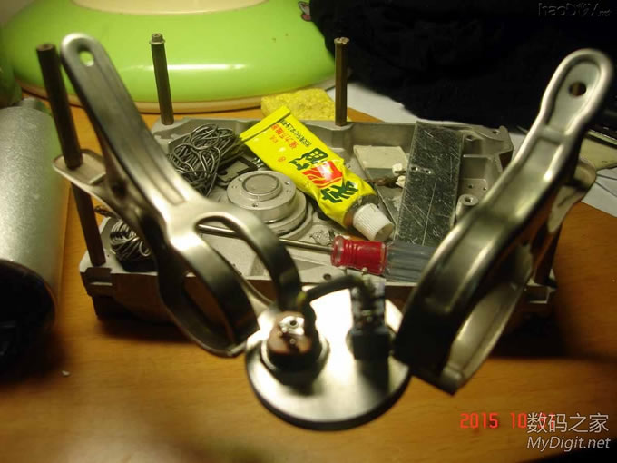 用报废3.5的硬盘,打造取材料容易、制作简单的拆焊台! 用报废3.5的硬盘,打造取材料容易、制作简单的拆焊台!