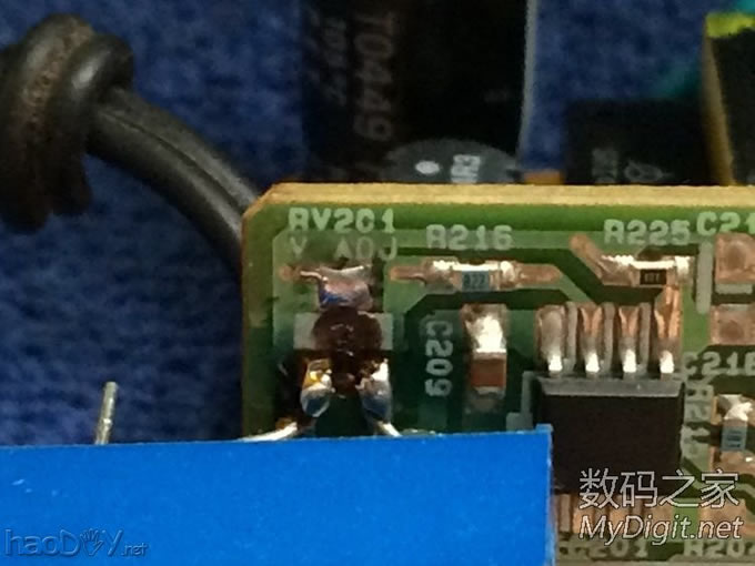 更换可调电阻让索尼AC-LM5A电源通吃所有锂电池 更换可调电阻让索尼AC-LM5A电源通吃所有锂电池