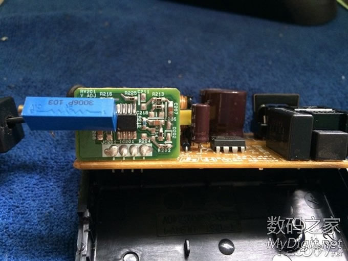 更换可调电阻让索尼AC-LM5A电源通吃所有锂电池 更换可调电阻让索尼AC-LM5A电源通吃所有锂电池