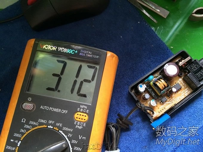 更换可调电阻让索尼AC-LM5A电源通吃所有锂电池 更换可调电阻让索尼AC-LM5A电源通吃所有锂电池