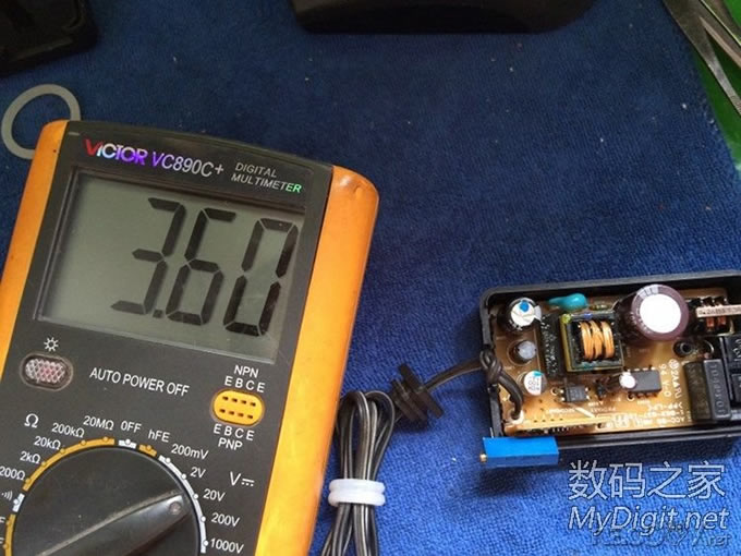 更换可调电阻让索尼AC-LM5A电源通吃所有锂电池 更换可调电阻让索尼AC-LM5A电源通吃所有锂电池