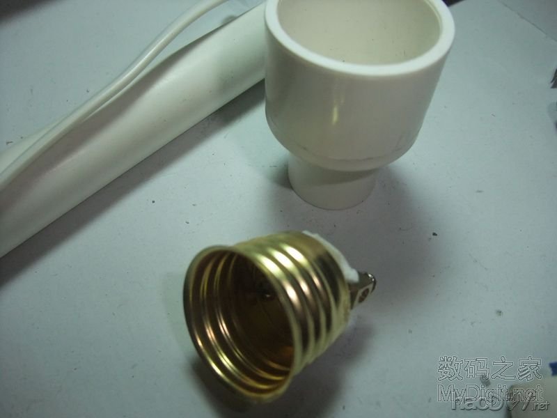 用一段PVC管做的台灯,欢迎拍砖 用一段PVC管做的台灯,欢迎拍砖