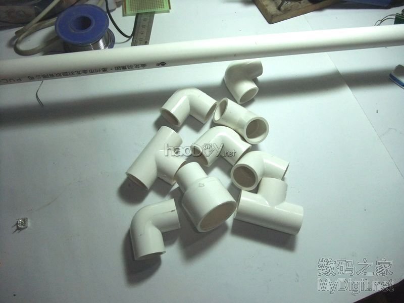 用一段PVC管做的台灯,欢迎拍砖 用一段PVC管做的台灯,欢迎拍砖