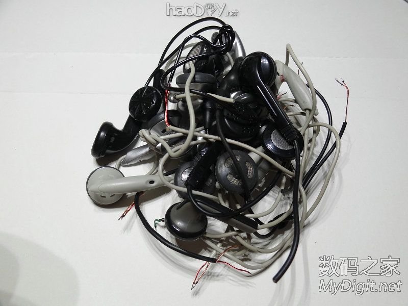 『MM DIY』用别人要扔的东西做一条耳塞。 『MM DIY』用别人要扔的东西做一条耳塞。