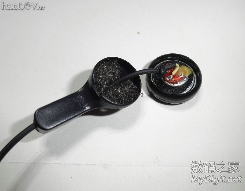 『MM DIY』用别人要扔的东西做一条耳塞。 『MM DIY』用别人要扔的东西做一条耳塞。