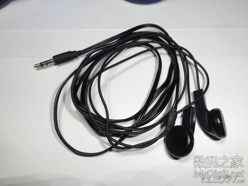 『MM DIY』用别人要扔的东西做一条耳塞。 『MM DIY』用别人要扔的东西做一条耳塞。