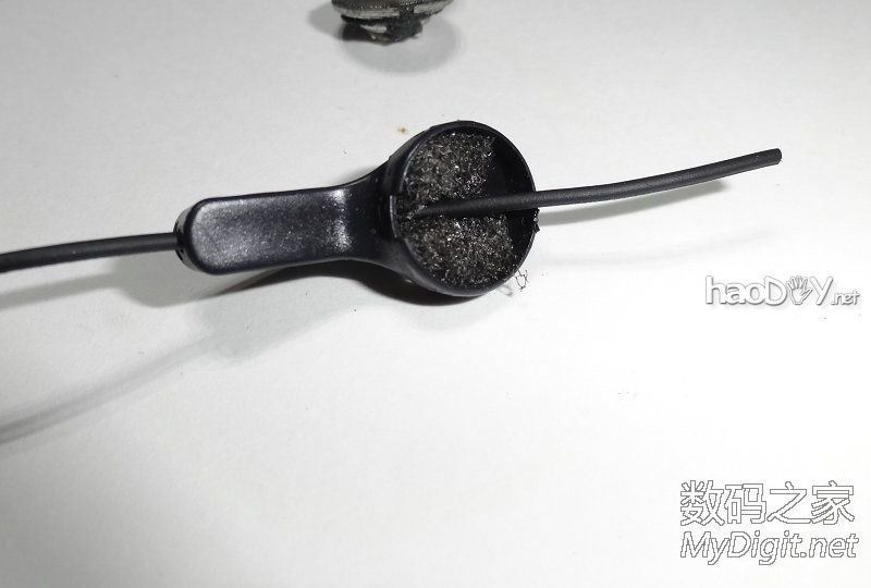 『MM DIY』用别人要扔的东西做一条耳塞。 『MM DIY』用别人要扔的东西做一条耳塞。