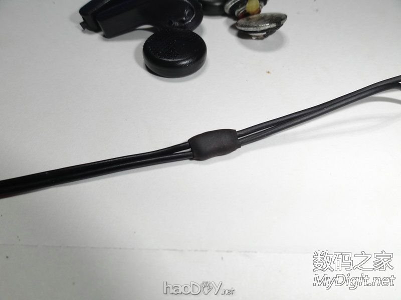 『MM DIY』用别人要扔的东西做一条耳塞。 『MM DIY』用别人要扔的东西做一条耳塞。