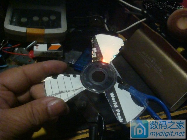 初步成型 天热啊,用硬盘电机做一个风扇。光盘风扇叶哦