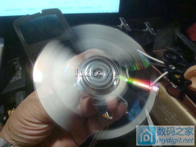 天热啊,用硬盘电机做一个风扇。光盘风扇叶哦 天热啊,用硬盘电机做一个风扇。光盘风扇叶哦