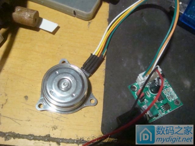 硬盘电机和驱动 天热啊,用硬盘电机做一个风扇。光盘风扇叶哦