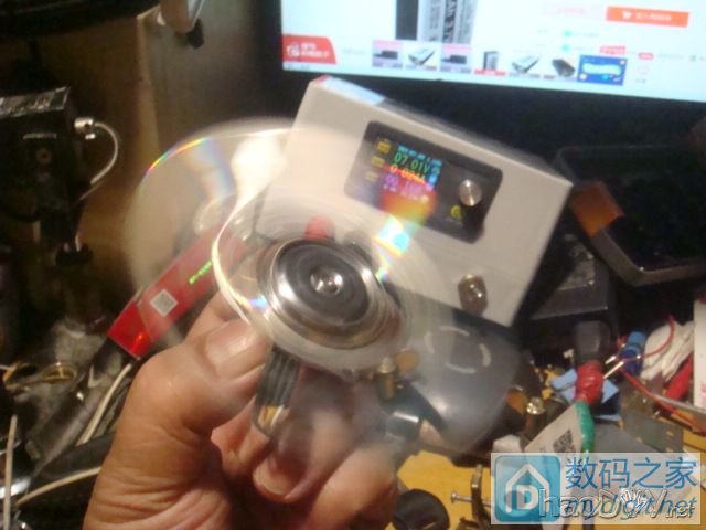 天热啊,用硬盘电机做一个风扇。光盘风扇叶哦 天热啊,用硬盘电机做一个风扇。光盘风扇叶哦