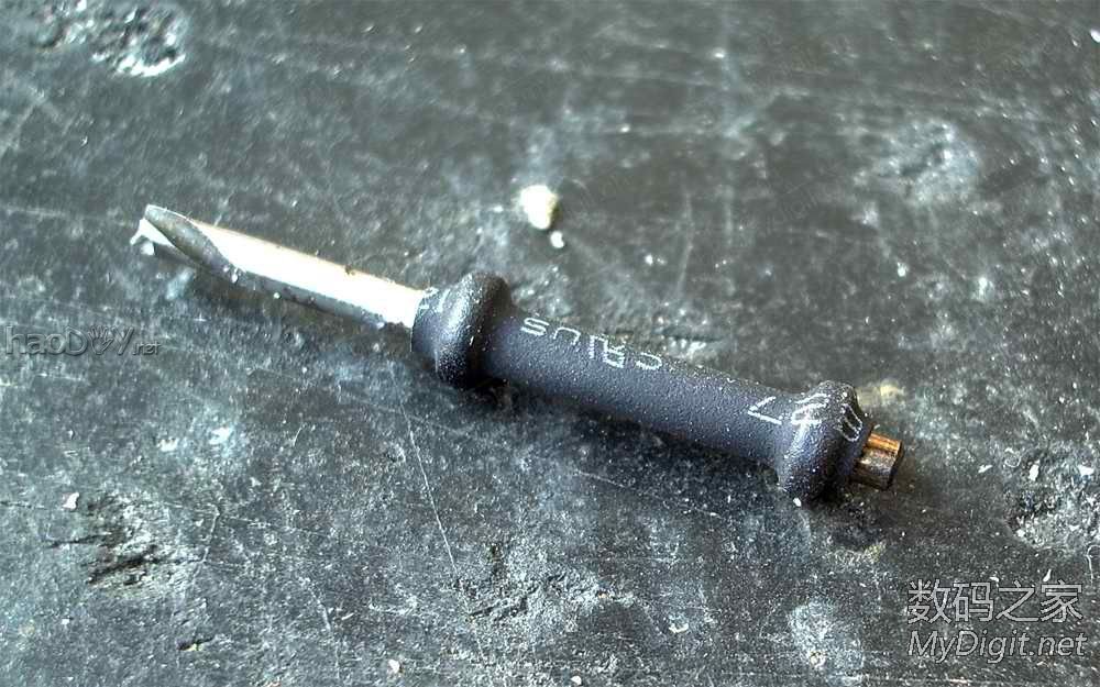 拆一支牙刷和两个电容,然后DIY做成一副耳机,呵呵...