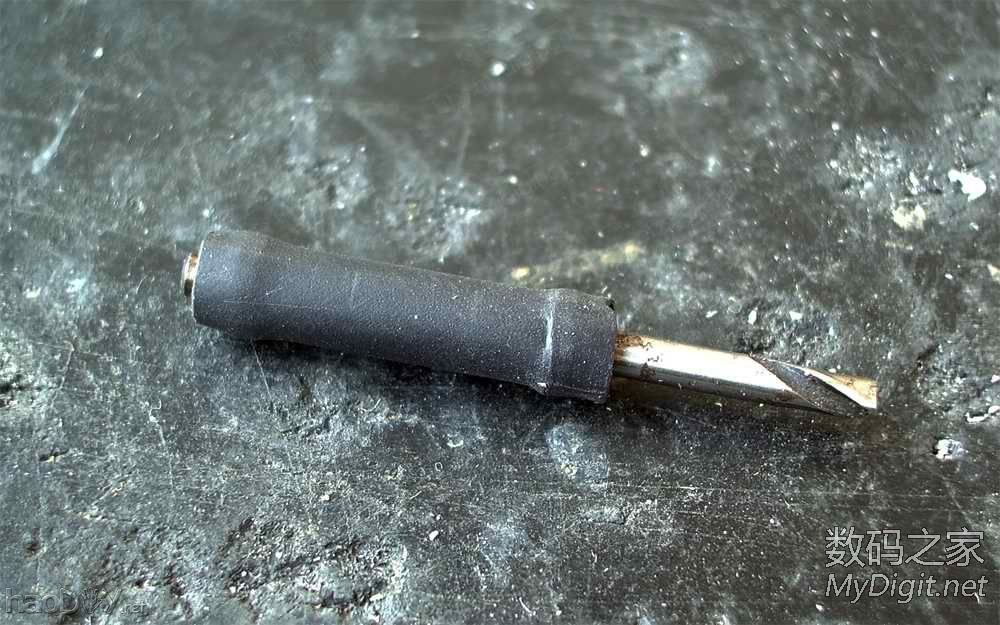 拆一支牙刷和两个电容,然后DIY做成一副耳机,呵呵...