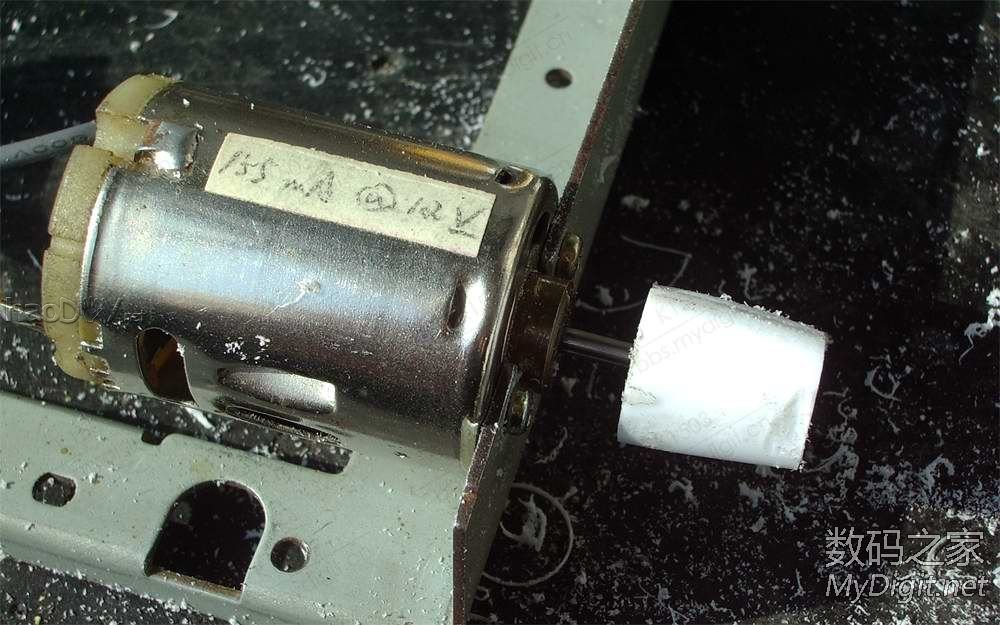 拆一支牙刷和两个电容,然后DIY做成一副耳机,呵呵... 拆一支牙刷和两个电容,然后DIY做成一副耳机,呵呵...