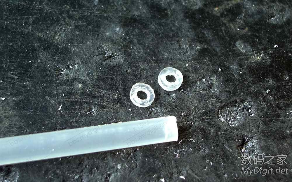 拆一支牙刷和两个电容,然后DIY做成一副耳机,呵呵...