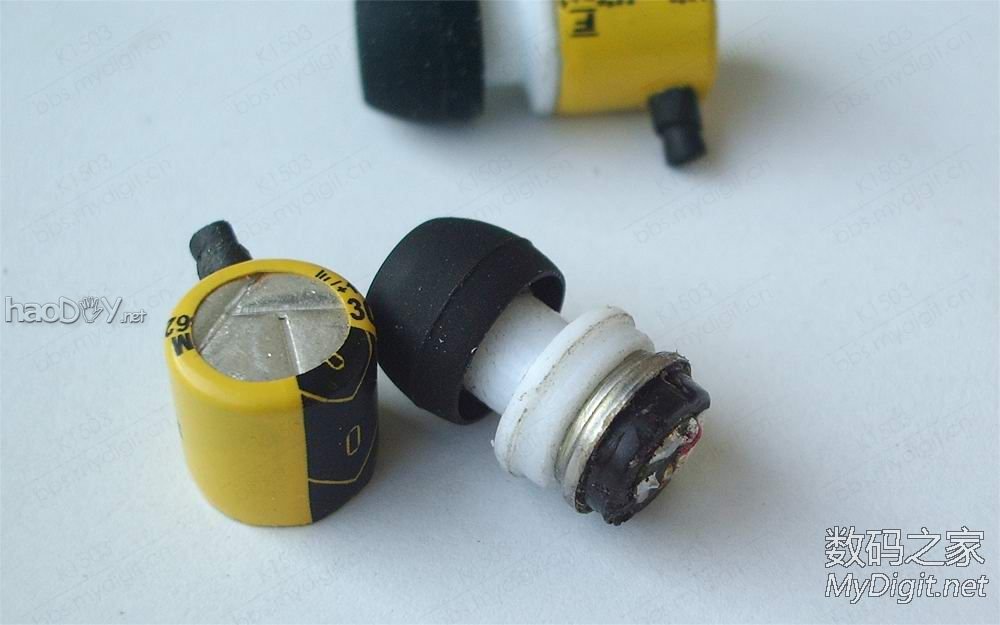 拆一支牙刷和两个电容,然后DIY做成一副耳机,呵呵...