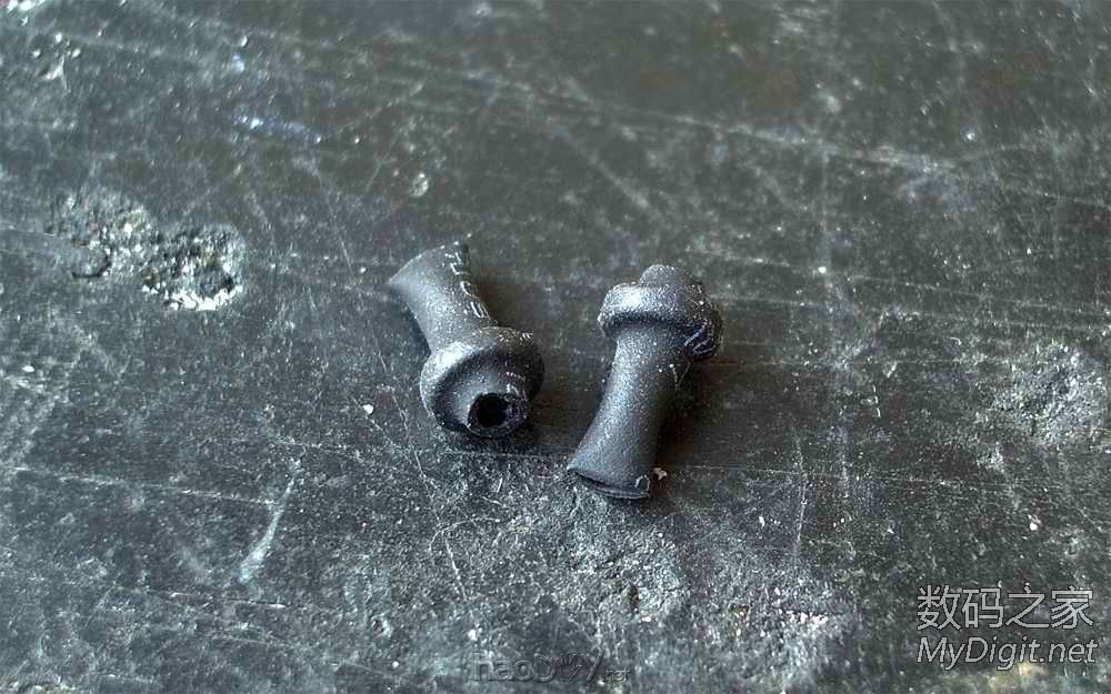 拆一支牙刷和两个电容,然后DIY做成一副耳机,呵呵...