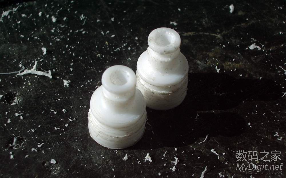 拆一支牙刷和两个电容,然后DIY做成一副耳机,呵呵... 拆一支牙刷和两个电容,然后DIY做成一副耳机,呵呵...