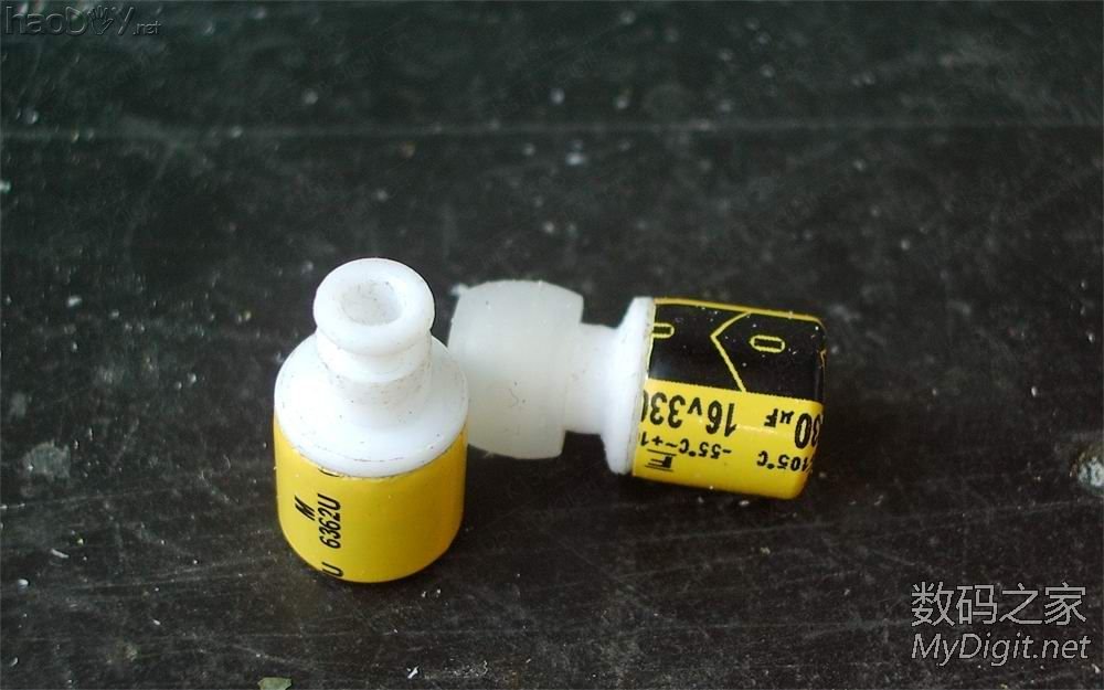 拆一支牙刷和两个电容,然后DIY做成一副耳机,呵呵...