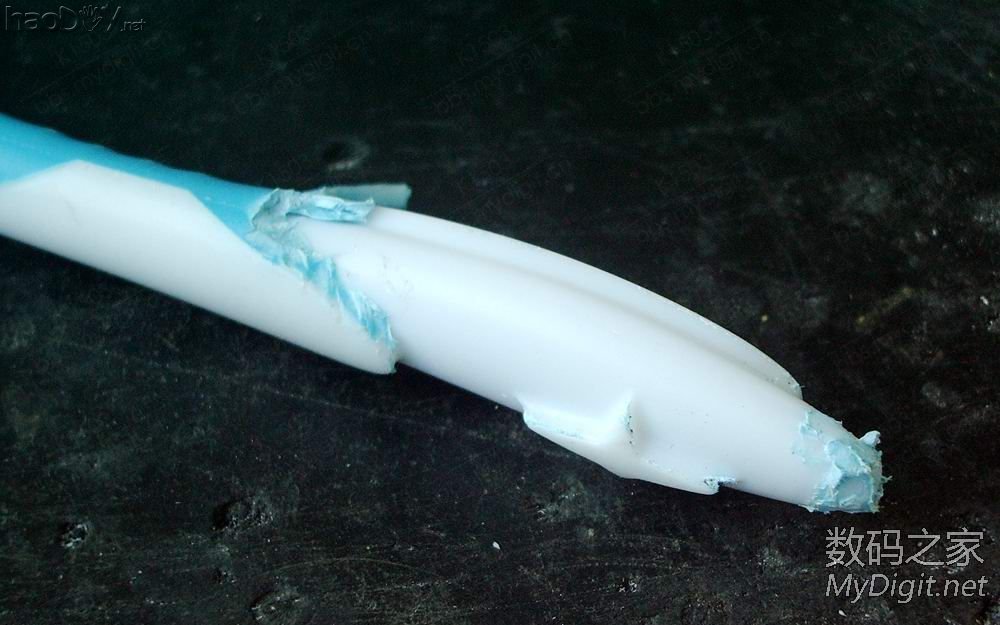 拆一支牙刷和两个电容,然后DIY做成一副耳机,呵呵... 拆一支牙刷和两个电容,然后DIY做成一副耳机,呵呵...