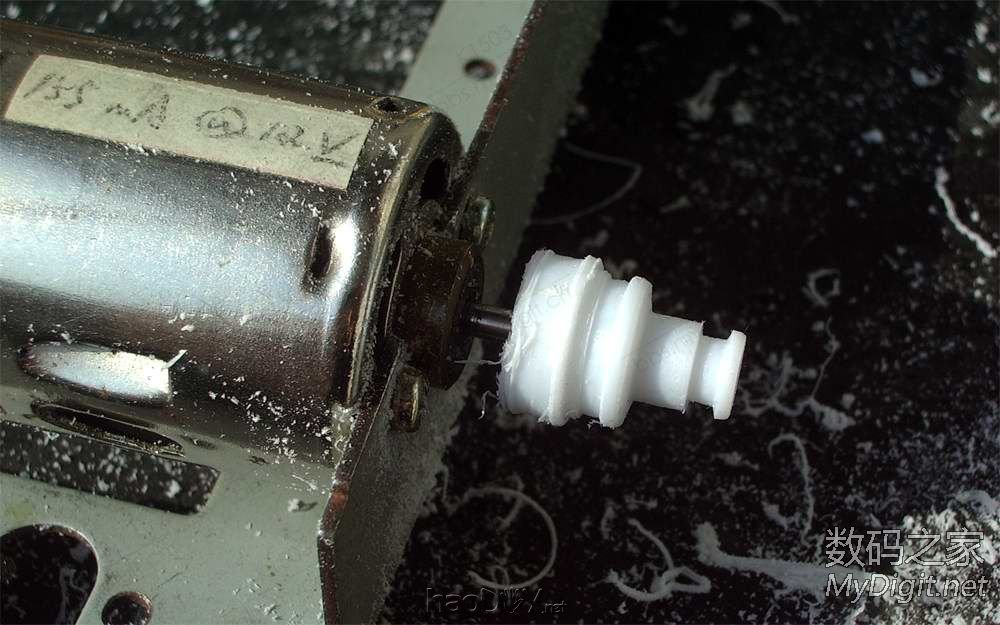 拆一支牙刷和两个电容,然后DIY做成一副耳机,呵呵... 拆一支牙刷和两个电容,然后DIY做成一副耳机,呵呵...