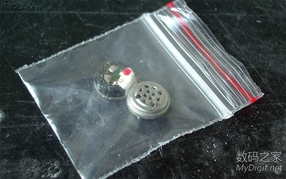 拆一支牙刷和两个电容,然后DIY做成一副耳机,呵呵... 拆一支牙刷和两个电容,然后DIY做成一副耳机,呵呵...