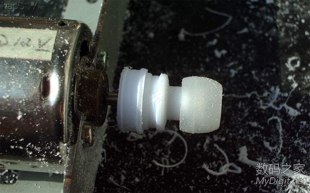 拆一支牙刷和两个电容,然后DIY做成一副耳机,呵呵... 拆一支牙刷和两个电容,然后DIY做成一副耳机,呵呵...