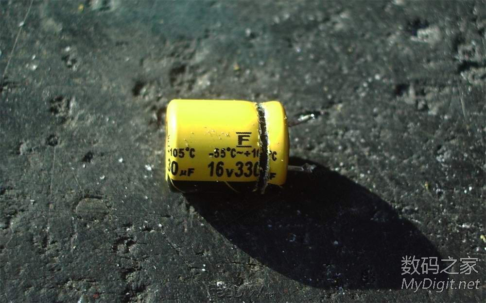 拆一支牙刷和两个电容,然后DIY做成一副耳机,呵呵...