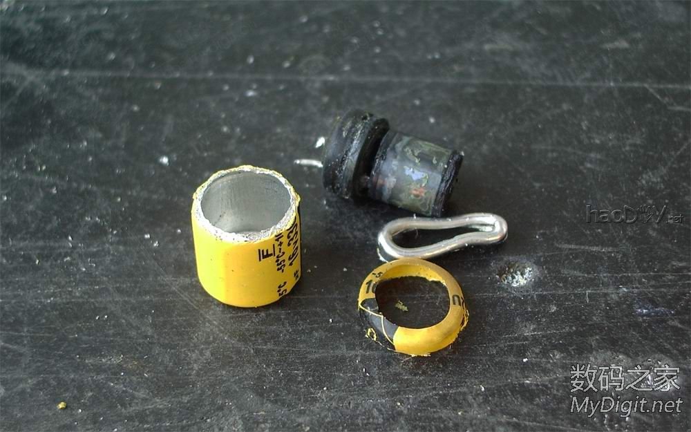 拆一支牙刷和两个电容,然后DIY做成一副耳机,呵呵...