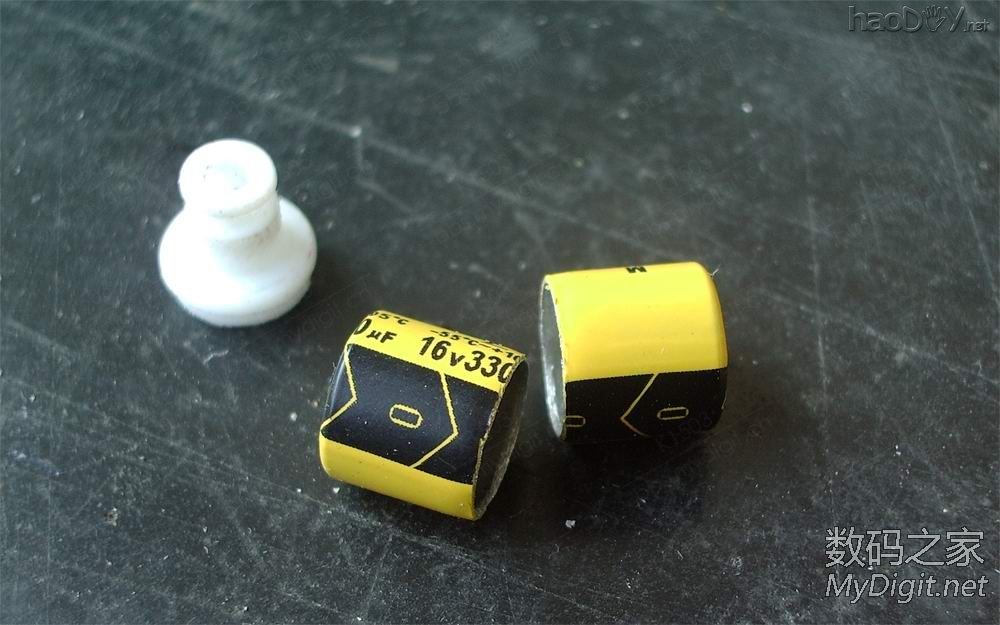 拆一支牙刷和两个电容,然后DIY做成一副耳机,呵呵...